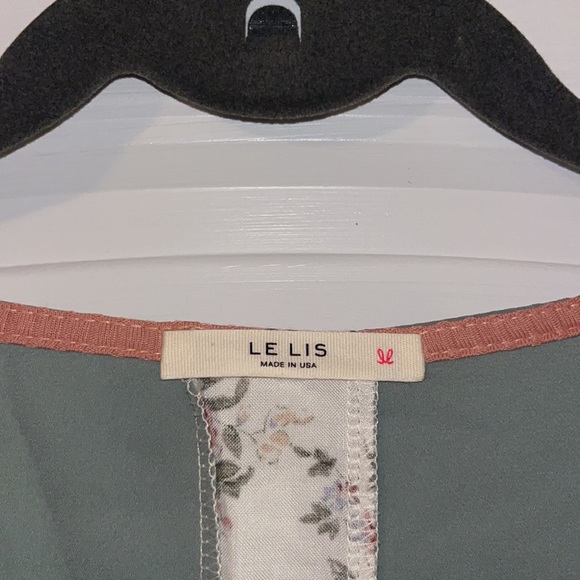 Beautiful Women’s Floral Pocketed Top - Picture 3 of 4